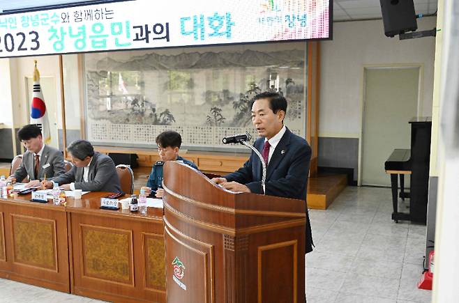 성낙인 창녕군수가 창녕읍 주민들과 소통하고 있다. 창녕군 제공