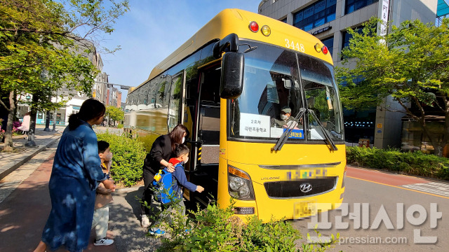 ▲수원 곡반초등학교가 수원지역 초등학교 가운데 최초로 통학버스를 운영하고 있는 모습. ⓒ수원교육지원청