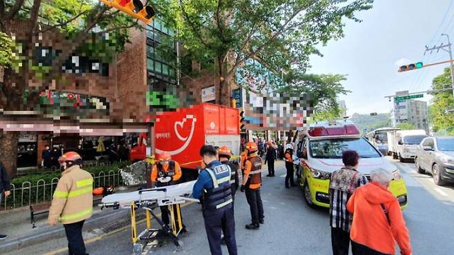 부산 해운대구 반송동에서 2.5t 배송트럭이 갑자기 인도로 돌진해 보행자와 점포를 들이받고 멈춰서 있다. 부산소방재난본부 제공