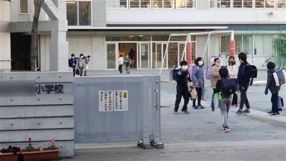 방과후 학교를 나서는 일본 도쿄의 한 초등학교 학생들. 김태균 기자