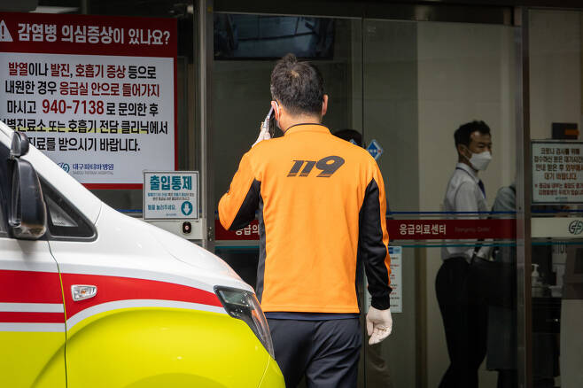 4월11일 경북대병원 응급실 앞에서 119 구급대원이 통화를 하고 있다. ⓒ시사IN 신선영