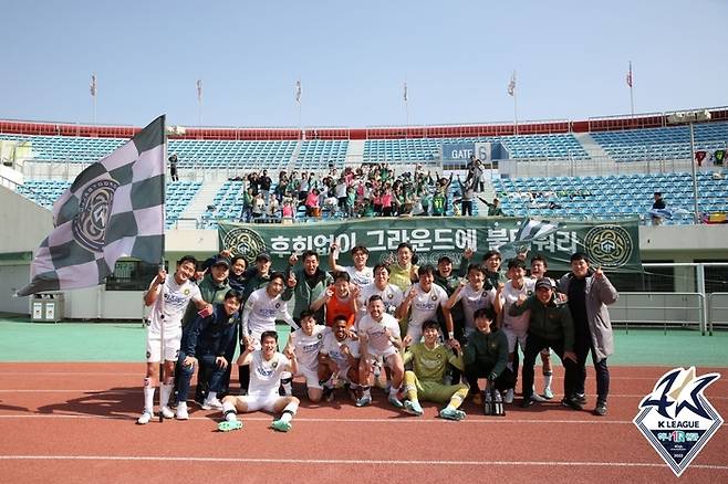 김포FC 선수들이 지난달 30일 김천종합운동장에서 열린 김천 상무와의 하나원큐 K리그2 2023 10라운드 경기에서 승리한 뒤 기념촬영을 하고 있다.     프로축구연맹 제공