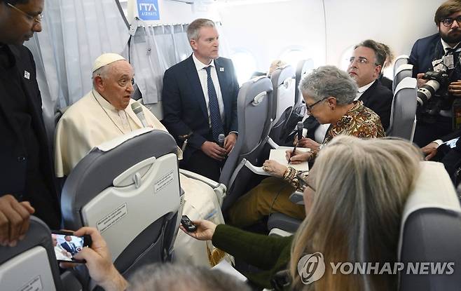 기내 기자회견 중인 교황 [AP 연합뉴스 자료사진. 재판매 및 DB 금지]