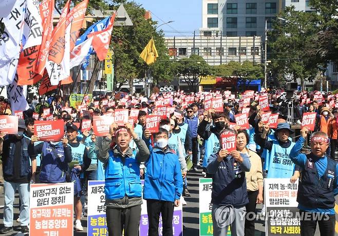 '세계노동절 제주대회' (제주=연합뉴스) 백나용 기자 = 근로자의 날인 1일 오전 제주시청 정문 앞 도로에서 열린 '세계노동절 제주대회'에서 전국민주노동조합총연맹 제주지역본부 조합원들이 윤석열 정부의 노동 정책을 규탄하고 있다. 2023.05.01. dragon.me@yna.co.kr