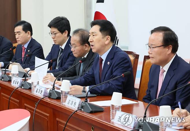 발언하는 국민의힘 김기현 대표 (서울=연합뉴스) 이정훈 기자 = 국민의힘 김기현 대표가 1일 오전 국회에서 열린 최고위원회의에서 발언하고 있다. 왼쪽부터 태영호·김병민 최고위원, 윤재옥 원내대표, 김재원 최고위원. 2023.5.1 uwg806@yna.co.kr