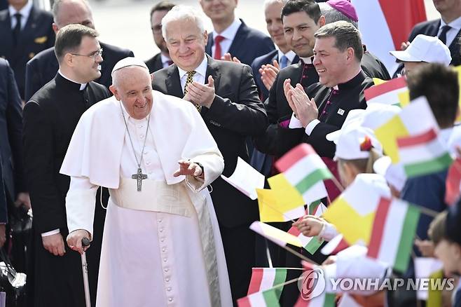 헝가리 방문한 프란치스코 교황이 지팡이를 짚고 걸으며 환영인파에 화답하고 있다.