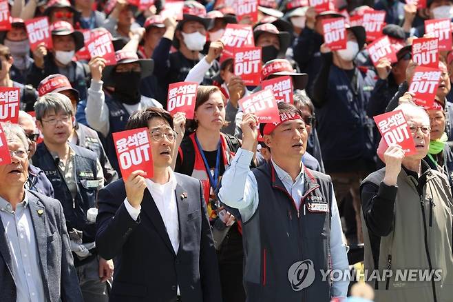 '노동자의 날' 민주노총 집회 (서울=연합뉴스) 김성민 수습기자 = 전국민주노동조합총연맹 조합원들이 1일 세종대로에서 '2023 세계 노동절 대회'를 하고 있다. 2023.5.1 ksm7976@yna.co.kr