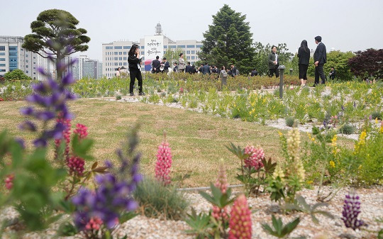 용산공원 반환부지의 일부인 '용산어린이정원' 임시개방을 이틀 앞둔 2일 서울 용산어린이정원 전망언덕에서 대통령실이 보이고 있다. 사진=뉴시스