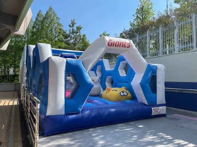 사직구장에 설치된 에어바운스 ‘자이언츠 하우스’. 사진=롯데자이언츠