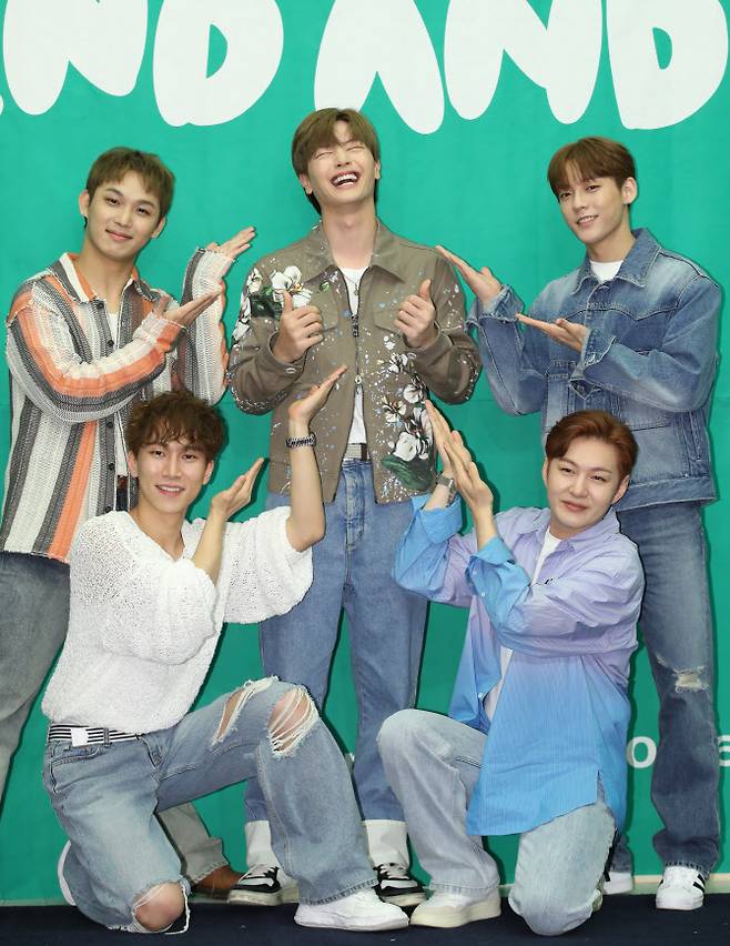 그룹 비투비(BTOB)의 임현식(왼쪽부터)과 서은광, 육성재, 창섭, 민혁이 2일 서울 마포구 스탠포트호텔에서 가진 미니 12집 ‘윈드 앤드 위시’ 발매 기념 기자간담회에서 포즈를 취하고 있다.(사진=뉴스1)