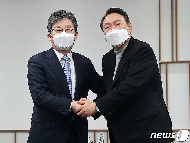 윤석열 국민의힘 대선후보가 2022년 2월 17일 서울 영등포구 여의도의 한 카페에서 유승민 전 의원과의 면담을 마치고 기념촬영 하고 있다. ⓒ News1 이동해 기자