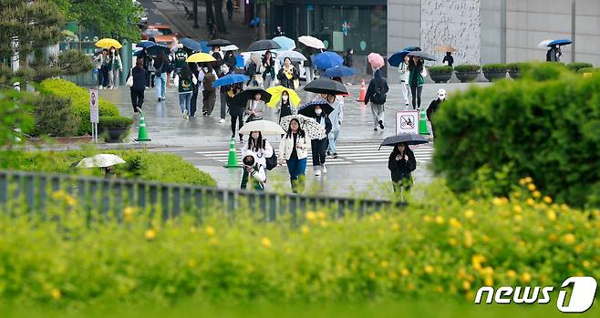 봄비가 내리는 25일 서울 서대문구 이화여자대학교에서 우산을 쓴 학생들이 걸어가고 있다. 2023.4.25/뉴스1 ⓒ News1 안은나 기자