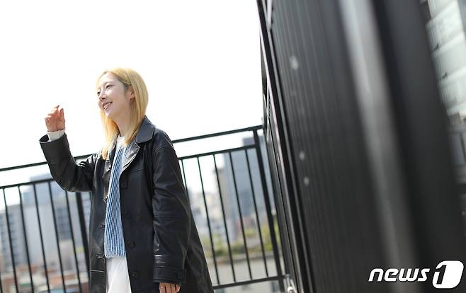 곽예인 사진가가 지난 4월27일 서울 성동구의 스튜디오에서 뉴스1과 인터뷰를 통해 섭식장애 경험을 얘기하고 있다. 2023.4.27/뉴스1 ⓒ News1 안은나 기자