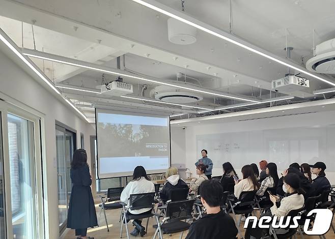 협성대학교 실내디자인학과 학생 50여명이 서울 마포구 서교동 이건하우스서 건자재 교육을 받고 있다.(이건 제공)