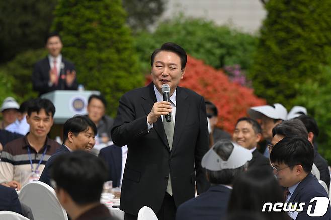 윤석열 대통령이 2일 오후 용산 대통령실 파인 그라스에서 열린 용산어린이정원 개방 계기 출입기자단 오찬 간담회에서 인사말을 하고 있다. (대통령실 제공) 2023.5.2/뉴스1 ⓒ News1 오대일 기자