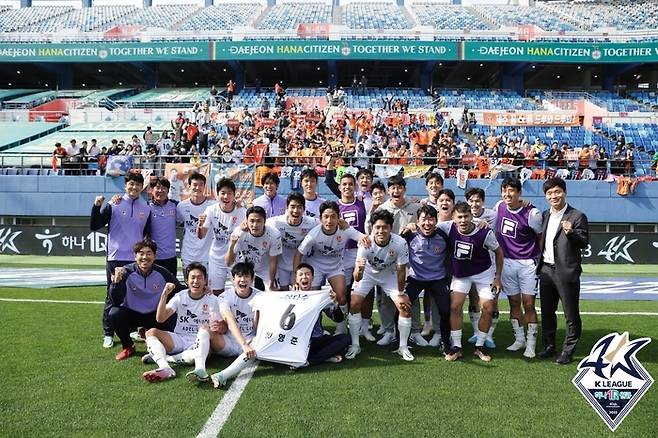 제주 선수단이 지난달 30일 대전전에서 승리한 뒤 단체 사진을 촬영하고 있다. 제공 | 한국프로축구연맹