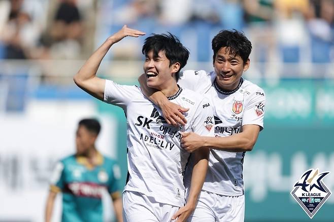 정운(오른쪽)과 김봉수. 제공 | 한국프로축구연맹