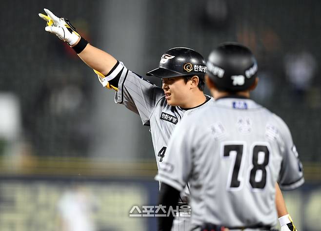 [포토] 정은원 '6회 득점기회 만드는 안타' 한화 정은원이 2일 잠실야구장에서 열린 2023 KBO리그 두산과 경기 6회초 2사1루 좌전안타를 친 후 세리머니를 하고 있다.  2023. 5. 2. 잠실 | 최승섭기자 thunder@sportsseoul.com