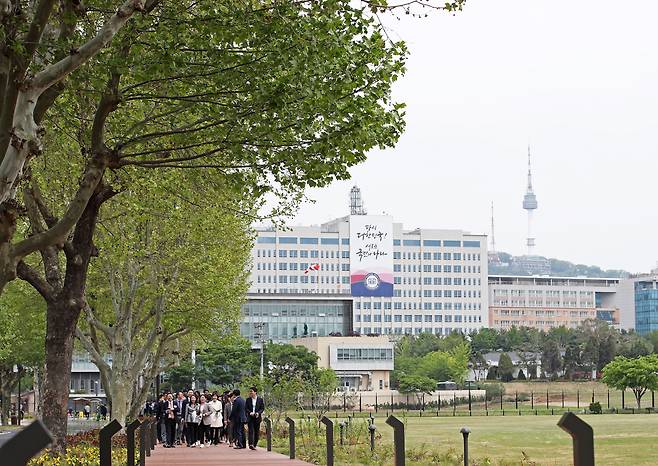 용산공원 일부인 대통령실 앞 부분 반환부지 9만평을 '용산어린이정원'으로 조성해 오는 4일부터 국민에 개방한다. 사진은 일반 공개를 앞둔 2일 오후 취재진에 사전 공개된 용산어린이정원 가로수길 모습. /뉴스1