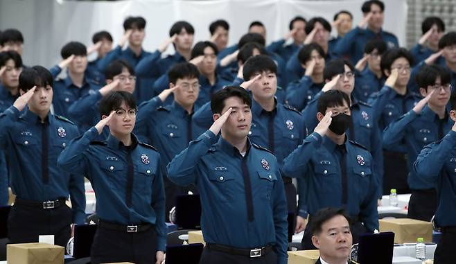 지난달 14일 오후 서울 서대문구 미근동 경찰청 대강당에서 열린 대한민국 의무경찰 1142기 합동 전역식에서 의무경찰 대원들이 전역신고 경례를 하고 있다./뉴스1