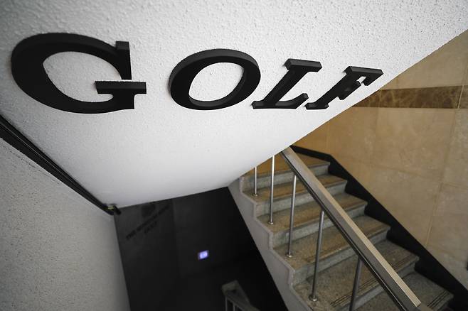 지난달 28일 'SG 증권발 주가 폭락 사태' 투자자 모집과 수수료 편취 수단으로 활용됐다는 의혹을 받는 서울 강남의 한 실내골프연습장의 모습./뉴스1