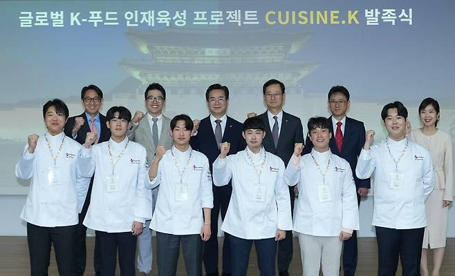 2일 서울 필동 CJ인재원에서 열린 Cuisine. K 발족식에서 CJ제일제당 주요 경영진, 농림축산식품부 장관 및 관계자, 국가대표조리팀 대표 선수들이 함께 기념사진을 촬영하고 있다. 왼쪽 위쪽부터 CJ제일제당 박민석 식품부문 대표, 이선호 식품성장추진실장, 농식품부 정황근 장관, CJ제일제당 최은석 대표이사, 농식품부 양주필 식품산업정책관, 문지인 식품외식산업과장 /CJ제일제당 제공