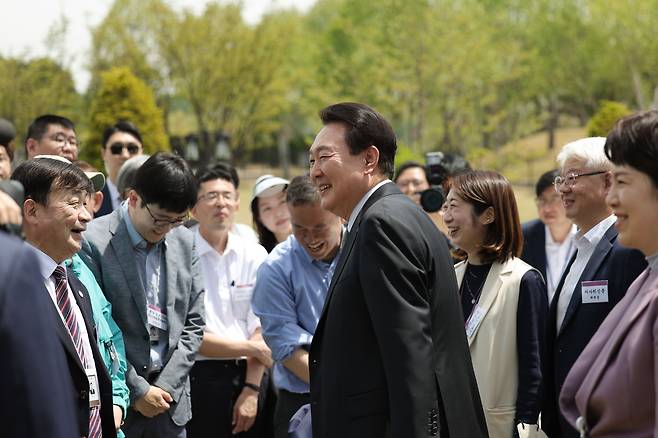 윤석열 대통령이 2일 오후 서울 용산 대통령실 파인그라스에서 열린 용산어린이정원 개방 계기 출입기자단 오찬 간담회에서 취재진과 대화하며 웃음짓고 있다. /뉴스1