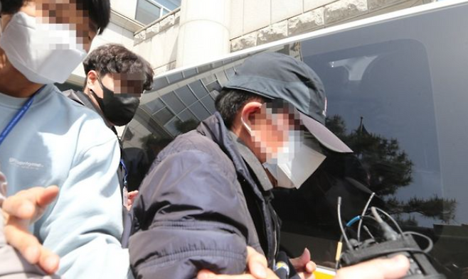 대전 서구 둔산동 스쿨존에서 만취 상태로 운전하다 초등생을 치어 숨지게 한 혐의를 받는 60대 남성 방모 씨가 지난 10일 오후 둔산경찰서에서 구속 전 피의자 심문을 받기 위해 호송차량으로 이동하고 있다. ⓒ연합뉴스