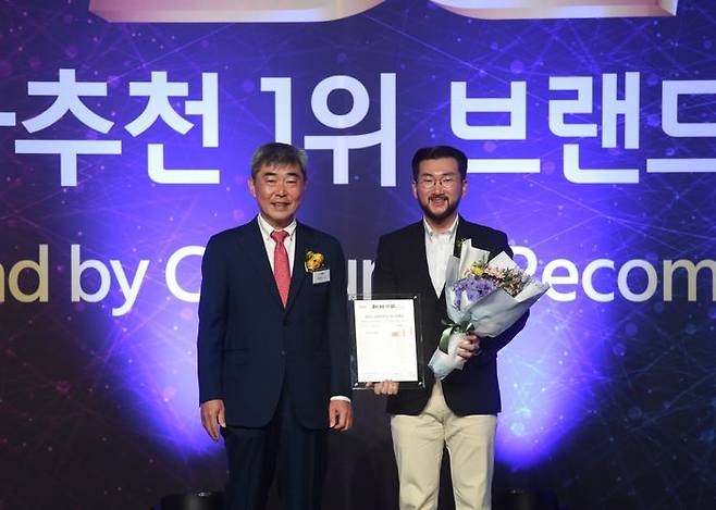 이준호 클룩 한국 지사장(오른쪽)이 ‘2023 소비자추천 1위 브랜드’ 시상식에서 관계자와 기념 촬영을 하고 있다.ⓒ클룩