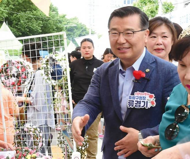 2019년 서울장미축제 현장을 찾은 류경기 중랑구청장. 중랑구 제공