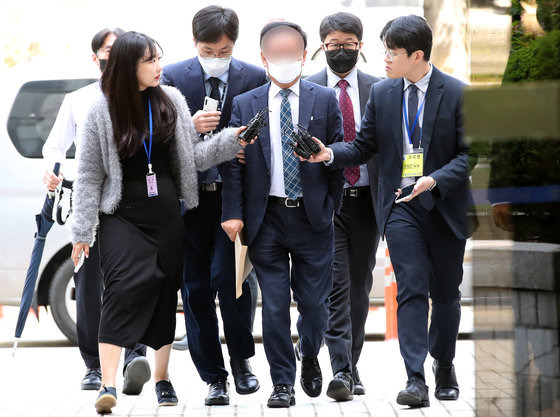 ‘백현동 개발사업 비리 의혹’ 관련 핵심 로비스트로 지목된 김인섭 전 한국하우징기술 대표가 14일 오전 서울 서초구 서울중앙지방법원으로 구속 전 피의자 심문(영장실질심사)을 받기 위해 들어가고 있다.2023.4.14/뉴스1 ⓒ News1