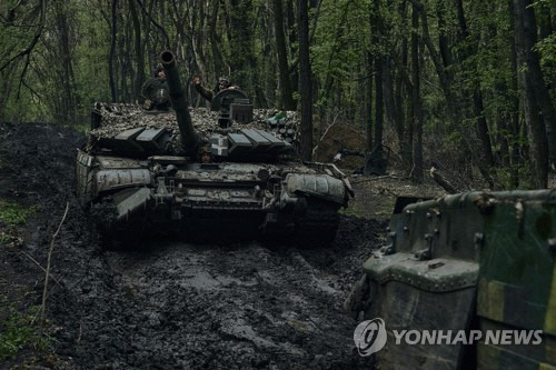 바흐무트 전선의 진창을 건너는 우크라이나 탱크[AP 연합뉴스 자료사진]