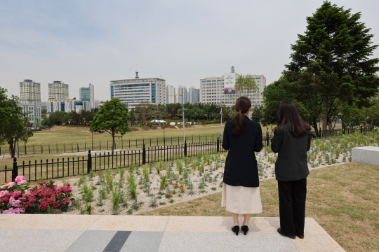 2일 서울 용산구 '용산 어린이 정원'의 전망언덕에서 바라본 대통령실 청사. 연합뉴스