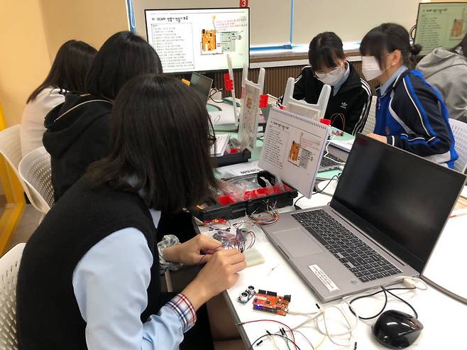 인천효성고 학생들이 오렌지 보드를 활용한 아두이노 기초교육을 받고 있다.