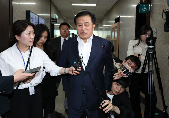 이진복 대통령실 정무수석이 2일 오후 국회에서 박광온 더불어민주당 원내대표를 예방한 뒤 나서며 취재진의 질문에 답하고 있다. 연합뉴스