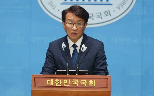 권칠승 더불어민주당 수석대변인이 지난달 30일 국회 소통관 기자회견장에서 브리핑을 하고 있다. 뉴시스