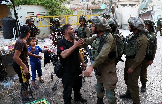 2020년 5월 이스라엘 군인들이 서안지구 남부 헤브론 검문소에서 팔레스타인인들을 저지하고 있는 모습. EPA 연합뉴스