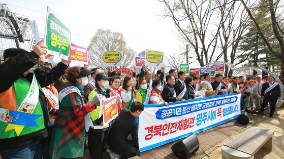 지난달 30일 ‘경북안전체험관 영주유치범시민운동 캠페인’이 진행되고 있다. [사진 영주시]