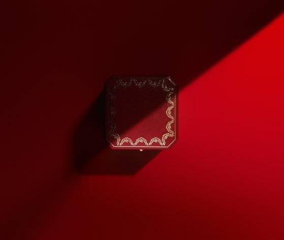 금장 장식의 빨간 까르띠에 박스. '연말 선물'이라고 했을 때 머릿속에 떠오르는 대표적인 이미지다. 사진 까르띠에