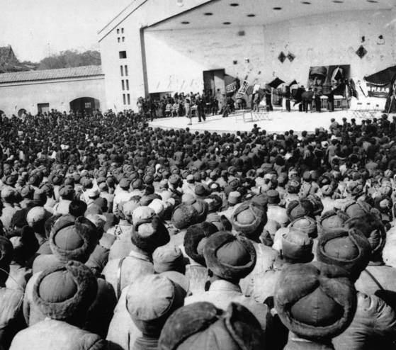 1949년 2월, 동북을 점령한 린뱌오의 ‘제4야전군’은 화북야전군과 합세, 톈진(天津)을 점령하고 베이징에 입성했다. 베이징에서 열린 ‘제4야전군’ 환영 음악회. [사진 김명호]