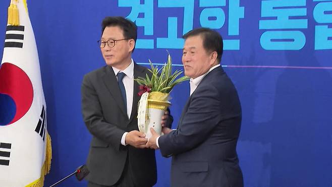 오늘(2일)  더불어민주당 신임 박광온 원내대표에게 축하 난을 전달한 대통령실 이진복 정무수석