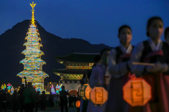 People participate in a lighting ceremony commemorating Buddha's Birthday at Gwanghwamun Square, central Seoul, on April 26. [NEWS1]