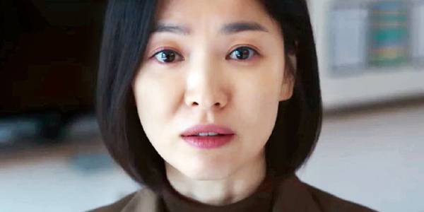 지난 3월 전 세계 TV 쇼에서 1위를 차지한 넷플릭스 드라마 ‘더글로리’에서 문동은 역을 맡은 배우 송혜교가 극중 이사라(김히어라)에게 “너는 신이 있다고 믿느냐”고 묻고 있다. 넷플릭스 제공