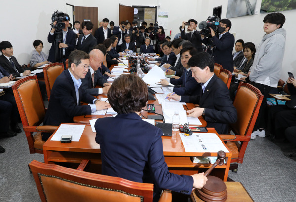 국회에서 1일 열린 국토교통위원회 국토법안심사소위에서 김정재 소위 위원장이 의사봉을 두드리고 있다. 소위는 3건의 전세사기 특별법 제정안을 병합 심사했다. 뉴시스