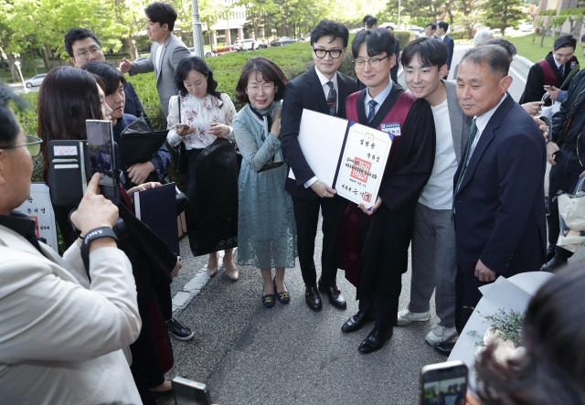 한동훈 법무부 장관이 1일 정부과천청사에서 열린 '신임 검사 임관식'에서 신임 검사와 기념 촬영하고 있다. 법무부 제공