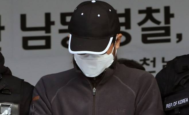 2021년 11월 24일 오전, 층간 소음으로 갈등을 빚던 이웃 일가족에게 흉기를 휘둘러 구속된 구속된 A씨(40대)가 검찰 송치를 위해 인천 남동경찰서를 나서고 있다./사진=뉴스1