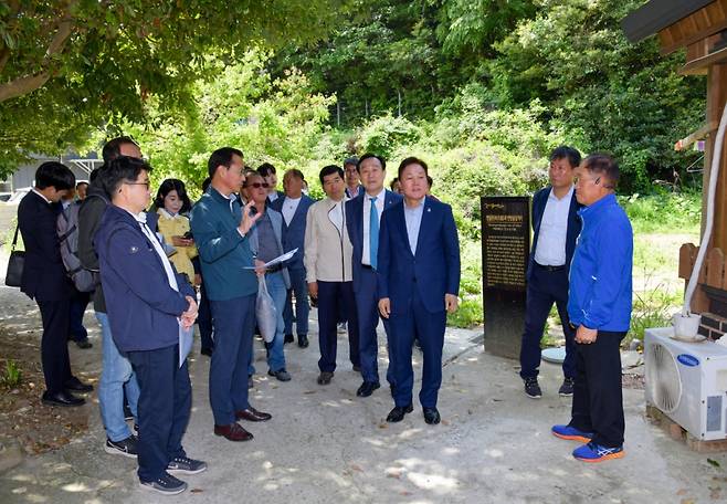 박완수 경남도지사(오른쪽에서 3번째)가  통영시 욕지도를 찾아 핵심사업 현장점검을 하고 있다./사진제공=경남도