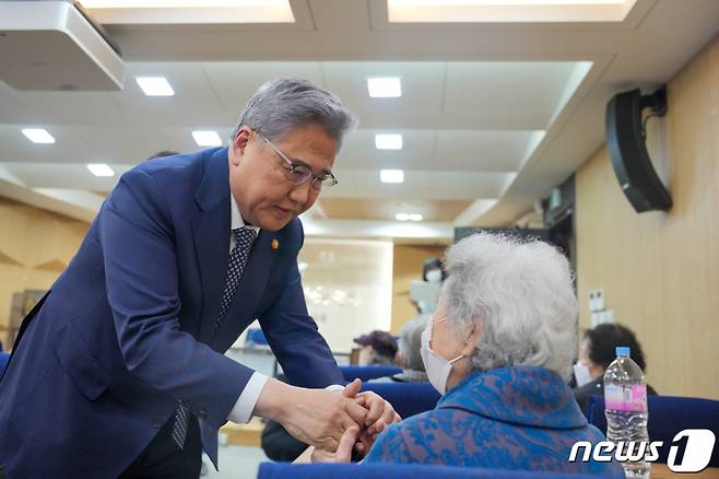 (서울=뉴스1) 포토공용 기자 = 박진 외교부 장관이 28일 오후 서울 서울지방변호사회관에서 일본 강제징용 피해자 및 유족과의 면담을 갖고 있다. (외교부 제공) 2023.2.28/뉴스1  Copyright (C) 뉴스1. All rights reserved. 무단 전재 및 재배포 금지.