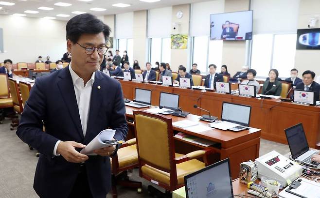 [서울=뉴시스] 이영환 기자 = 김영식 국민의힘 의원이 21일 오후 서울 여의도 국회에서 열린 과학기술정보방송통신위원회 전체회의에서 방송법 일부개정법률안 대안에 대한 본회의 부의 요구의 건, 방송문화진흥회법 일부개정법률안 대안에 대한 본회의 부의 요구의 건, 한국교육방송공사법 일부개정법률안 대안에 대한 본회의 부의 요구의 건에 대한 무기명 투표를 거부하며 퇴장하고 있다. 2023.03.21.