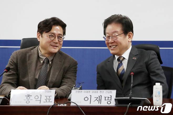 이재명 더불어민주당 대표가 21일 오후 서울 여의도 국회 의원회관에서 열린 민주평화국민연대 간담회에 참석해 홍익표 의원과 대화하고 있다./사진=뉴스1